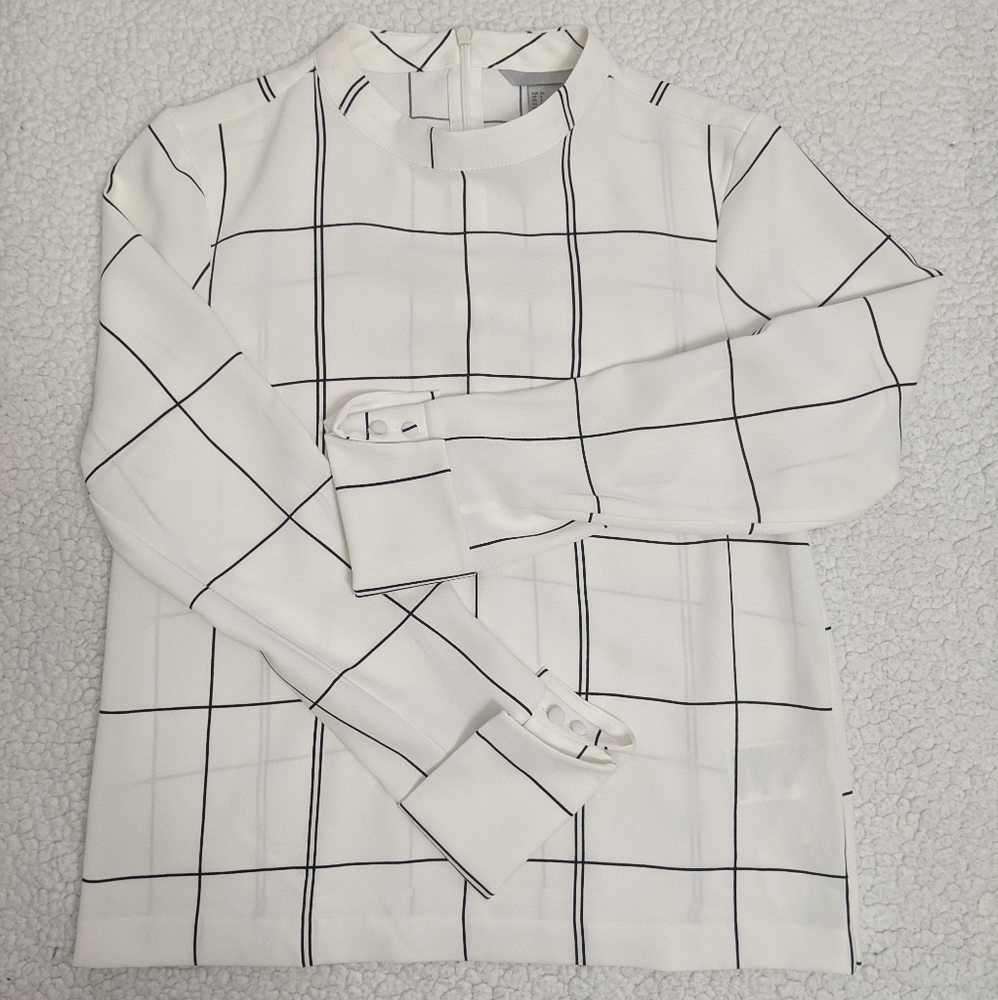 H&M white and black plaid back zip blouse